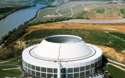 Round cooling tower with plume abatement